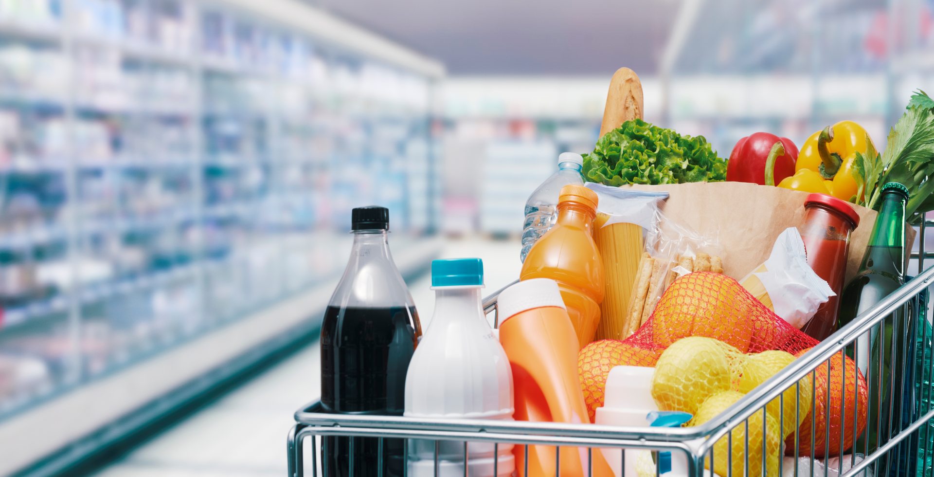 Irkens Lebensmittelhandels KG - Einkaufswagen voller Lebensmittel in einem Supermarkt.